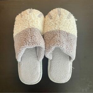 Fluffy cat-paw slippers, size 7.5-8.0